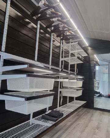 Белая двухсторонняя гардеробная с деревом и зеркалом, ~2,4×3 м, фото 1
