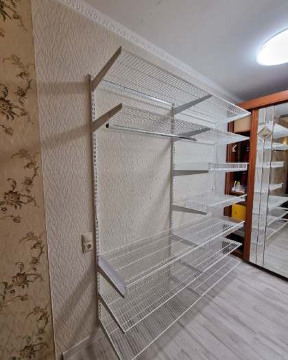 Белая двухсторонняя гардеробная с полками для обуви, фото 2