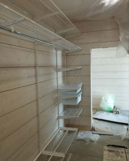 Белая двухсторонняя гардеробная с полками для обуви, ~1,8×3 м, фото 1