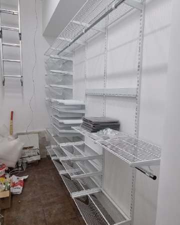Белая двухсторонняя гардеробная с полками для обуви, ~1,8×3 м, фото 1