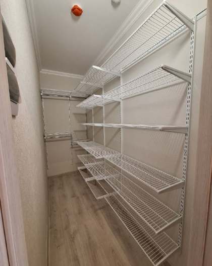 Белая двухсторонняя гардеробная с выдвижными корзинами, фото 1