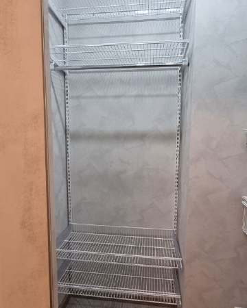 Белая двухсторонняя гардеробная с выдвижными корзинами, ~0,8×1,5 м, фото 1