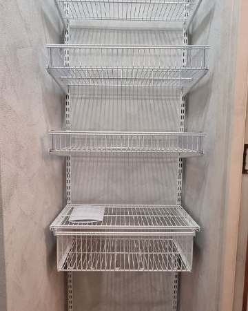 Белая двухсторонняя гардеробная с выдвижными корзинами, ~0,8×1,5 м, фото 2