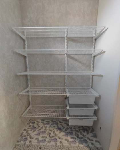 Белая двухсторонняя гардеробная с выдвижными корзинами, ~1,5×1,8 м, фото 1