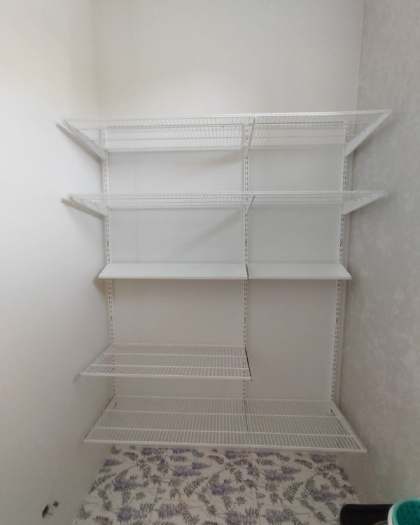 Белая двухсторонняя гардеробная с выдвижными корзинами, ~1,5×1,8 м, фото 2