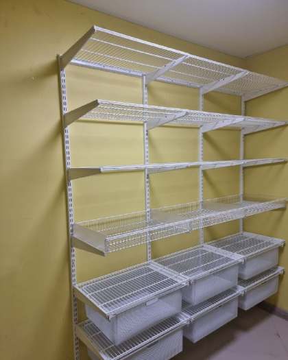 Белая двухсторонняя гардеробная с выдвижными корзинами, ~1,9×2,2 м, фото 2