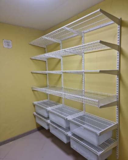 Белая двухсторонняя гардеробная с выдвижными корзинами, ~1,9×2,2 м, фото 3