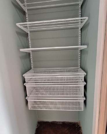 Белая двухсторонняя гардеробная с выдвижными корзинами, ~0,9×2,1 м, фото 1