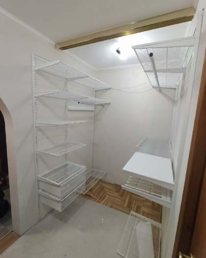 Белая двухсторонняя гардеробная с выдвижными корзинами, фото 1