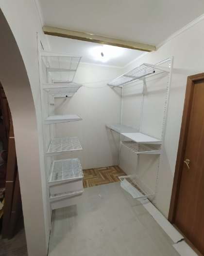 Белая двухсторонняя гардеробная с выдвижными корзинами, фото 2