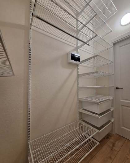Белая двухсторонняя гардеробная с выдвижными корзинами, ~1,8×3 м, фото 2