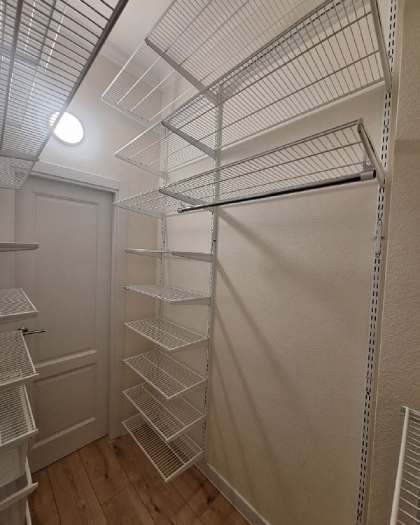 Белая двухсторонняя гардеробная с выдвижными корзинами, ~1,8×3 м, фото 3