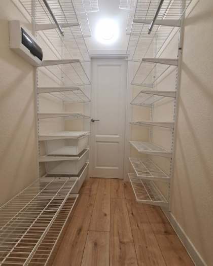 Белая двухсторонняя гардеробная с выдвижными корзинами, ~1,8×3 м, фото 4