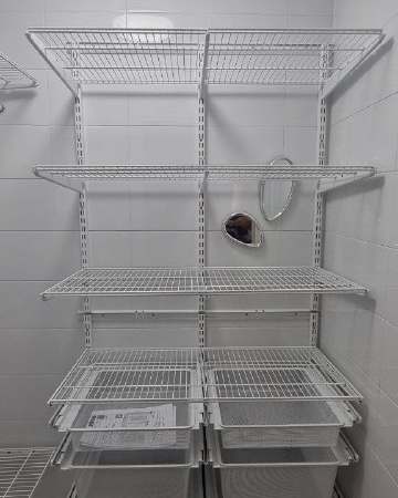 Белая двухсторонняя гардеробная с выдвижными корзинами, ~1,2×1,7 м, фото 1