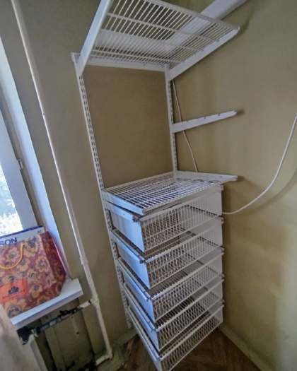Белая двухсторонняя гардеробная с выдвижными корзинами, ~1,3×1,7 м, фото 1