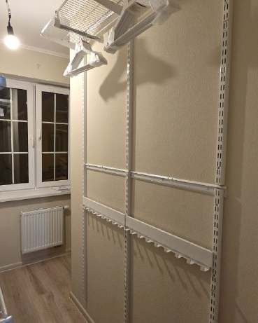 Белая двухсторонняя гардеробная с выдвижными корзинами, ~1,8×2,8 м, фото 3