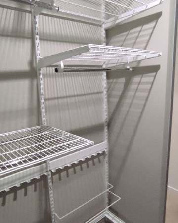 Белая двухсторонняя гардеробная с выдвижными корзинами, ~1,3×1,8 м, фото 3