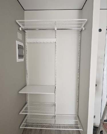 Белая двухсторонняя гардеробная с выдвижными корзинами, ~3,1×2,4 м, фото 2