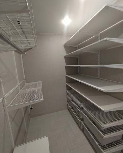 Белая двухсторонняя гардеробная с выдвижными корзинами, ~1,8×2,6 м, фото 1