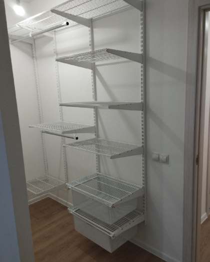 Белая двухсторонняя гардеробная с выдвижными корзинами, ~1,5×2,1 м, фото 1