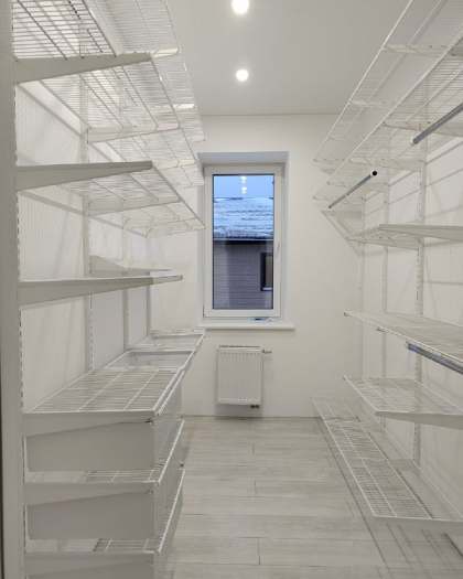 Белая двухсторонняя гардеробная с выдвижными корзинами, ~2×3,2 м, фото 2
