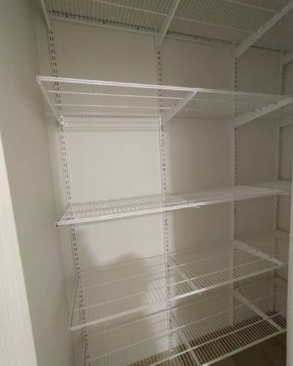 Белая двухсторонняя гардеробная с выдвижными корзинами, ~1,2×2,1 м, фото 2
