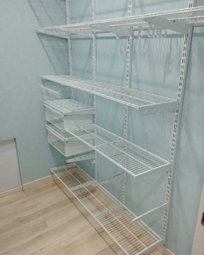Белая двухсторонняя гардеробная с выдвижными корзинами, ~2,1×1,8 м, фото 3