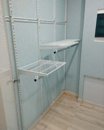 Белая двухсторонняя гардеробная с выдвижными корзинами, ~2,1×1,8 м, фото 4