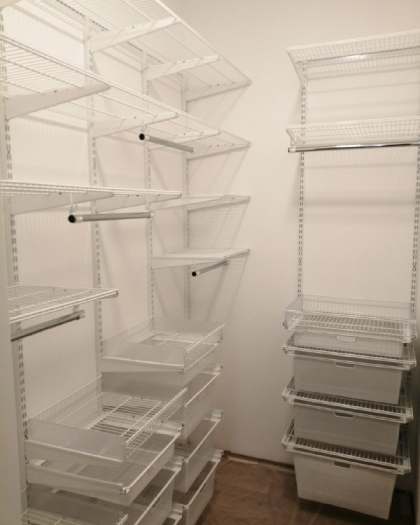 Белая двухсторонняя гардеробная с выдвижными корзинами, ~1,5×2,1 м, фото 1