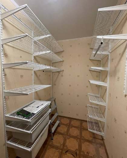 Белая двухсторонняя гардеробная с выдвижными корзинами, фото 1