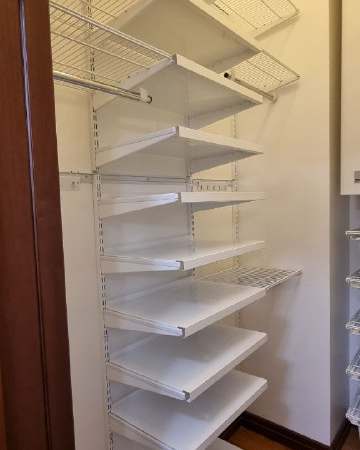 Белая двухсторонняя гардеробная с выдвижными корзинами, ~1,7×1,5 м, фото 2