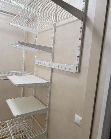 Белая двухсторонняя гардеробная с выдвижными корзинами, ~1,6×2,1 м, фото 1
