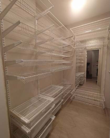 Белая двухсторонняя гардеробная с выдвижными корзинами, ~1,8×3,2 м, фото 2