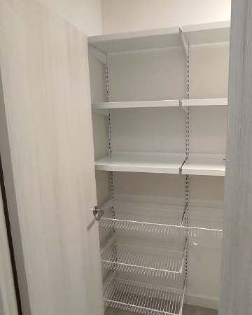 Белая двухсторонняя гардеробная с выдвижными корзинами, ~2,4×2,1 м, фото 1