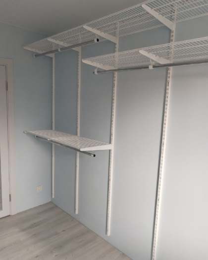 Белая двухсторонняя гардеробная с зеркалом, ~2,6×3 м, фото 1