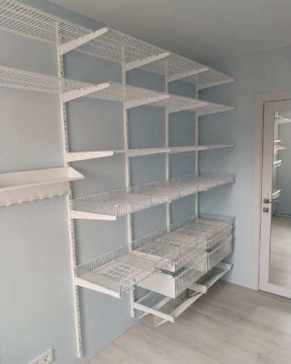 Белая двухсторонняя гардеробная с зеркалом, ~2,6×3 м, фото 2