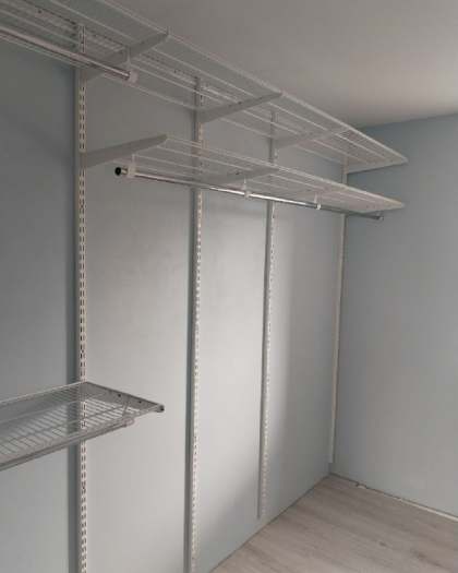 Белая двухсторонняя гардеробная с зеркалом, ~2,6×3 м, фото 4