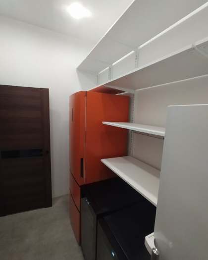 Белая двухсторонняя кладовка, ~2,7×1,8 м, фото 2