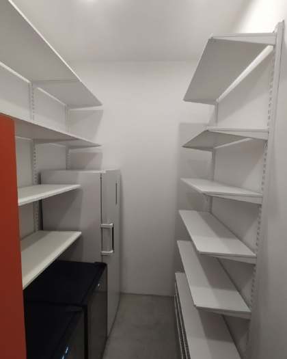 Белая двухсторонняя кладовка, ~2,7×1,8 м, фото 3