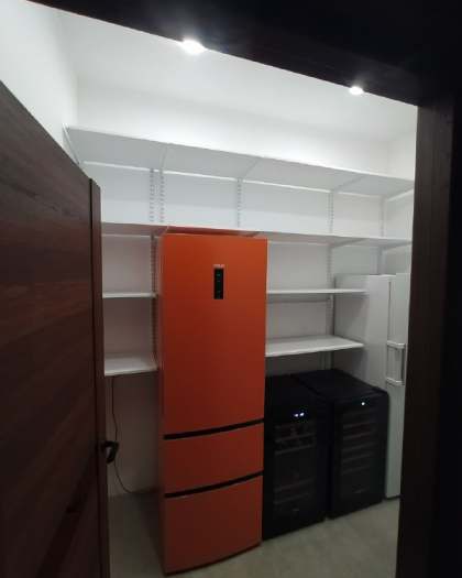 Белая двухсторонняя кладовка, ~2,7×1,8 м, фото 4