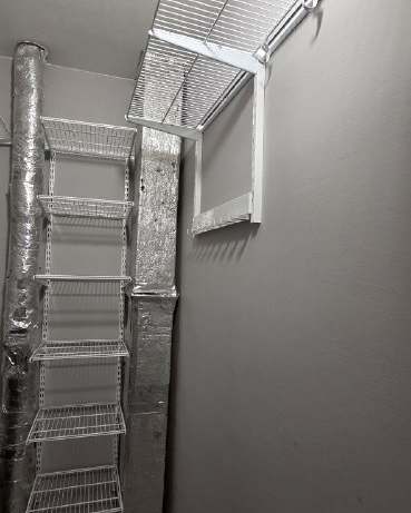 Белая двухсторонняя постирочная с выдвижными корзинами, ~1,3×2 м, фото 2