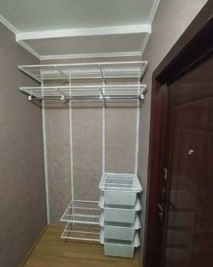 Белая гардеробная в прихожей с полками для обуви, фото 2
