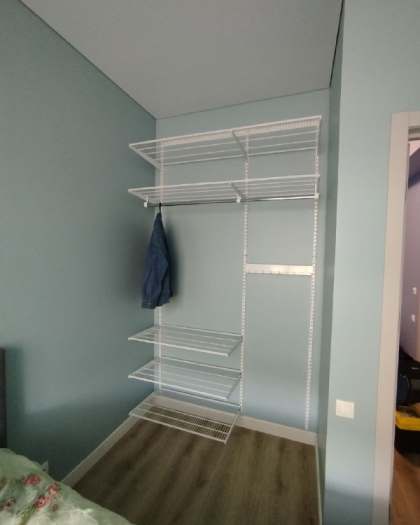Белая гардеробная в спальне с выдвижными корзинами, ~1,2×1,5 м, фото 1