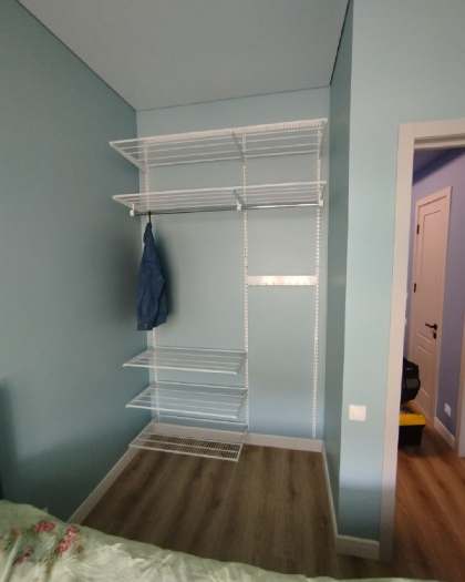 Белая гардеробная в спальне с выдвижными корзинами, ~1,2×1,5 м, фото 2
