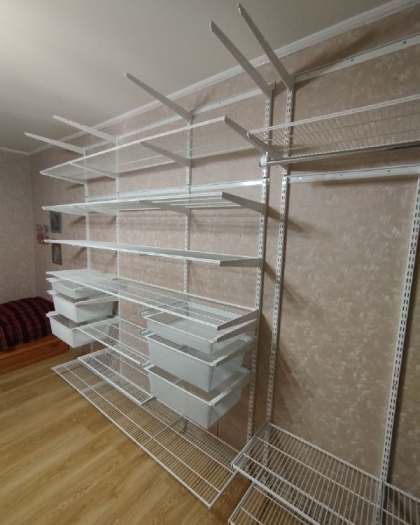 Белая гардеробная в спальне с выдвижными корзинами, ~3,2×2,2 м, фото 1