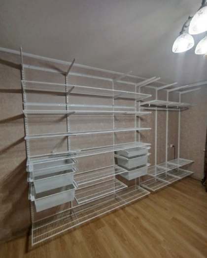 Белая гардеробная в спальне с выдвижными корзинами, ~3,2×2,2 м, фото 2