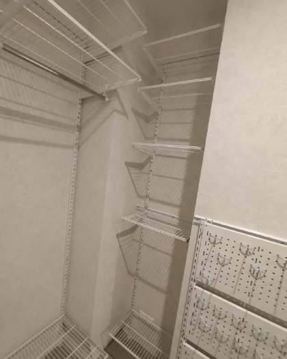Белая гардеробная в спальне с выдвижными корзинами, ~2,4×3 м, фото 2