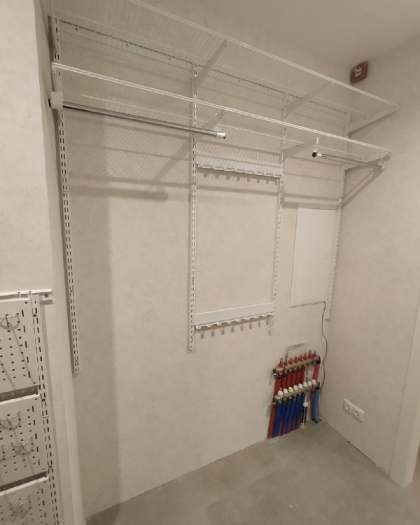 Белая гардеробная в спальне с выдвижными корзинами, ~2,4×3 м, фото 4