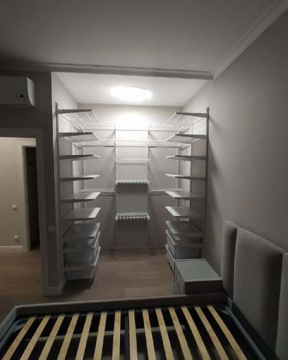 Белая гардеробная в спальне с выдвижными корзинами, ~2,4×3 м, фото 8