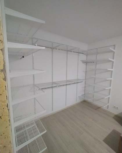 Белая П-образная гардеробная, ~2,4×1,8 м, фото 5